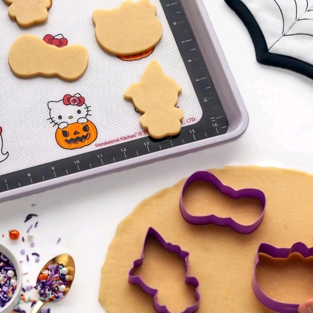 Hello Kitty Cookie Baking Set - Picture 2 of 6